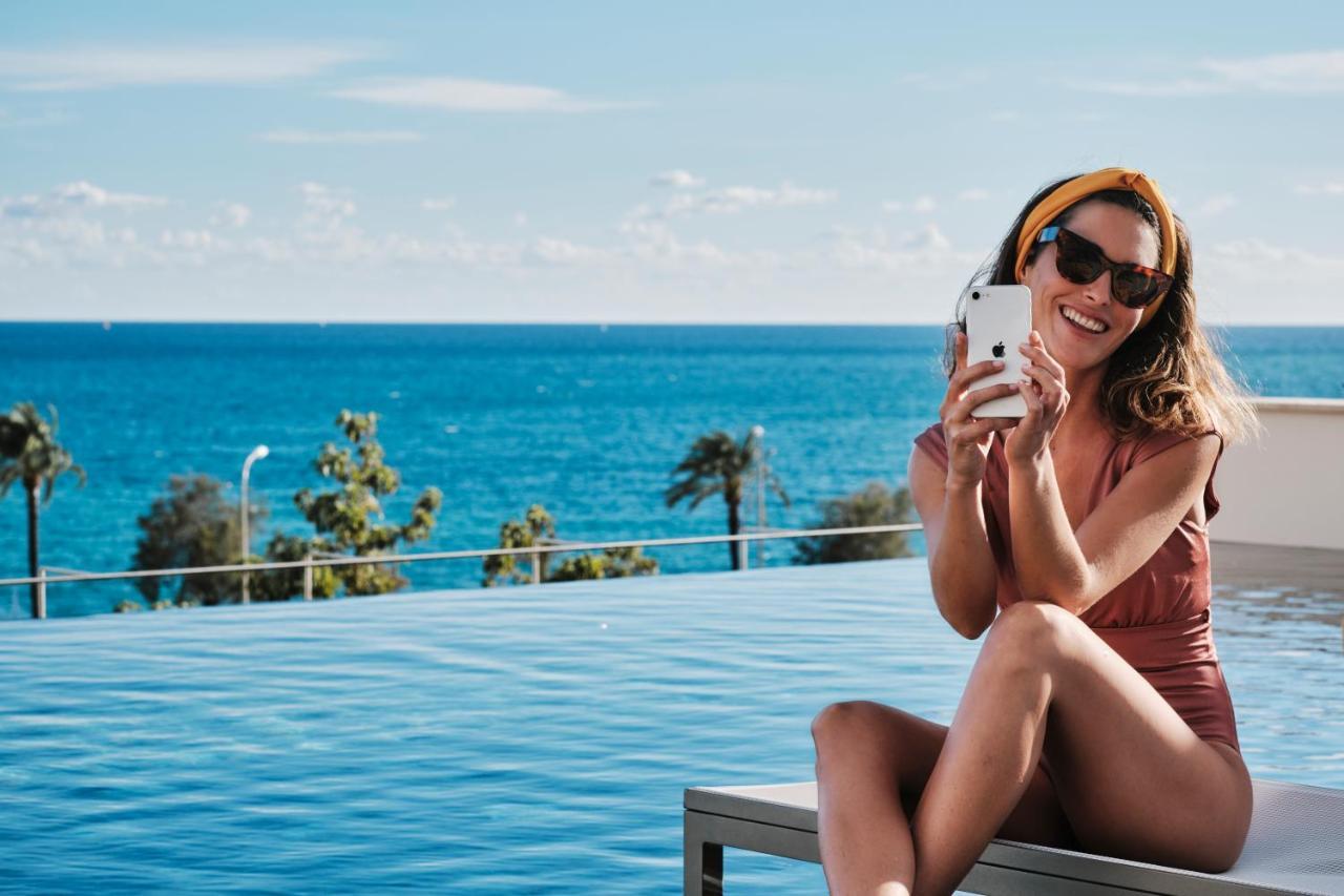 El Llorenc Parc De La Mar - Adults Only Πάλμα ντε Μαγιόρκα Εξωτερικό φωτογραφία A woman wearing a swimsuit