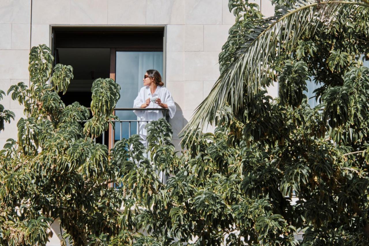 El Llorenc Parc De La Mar - Adults Only Πάλμα ντε Μαγιόρκα Εξωτερικό φωτογραφία A woman on a balcony in Madrid, Spain