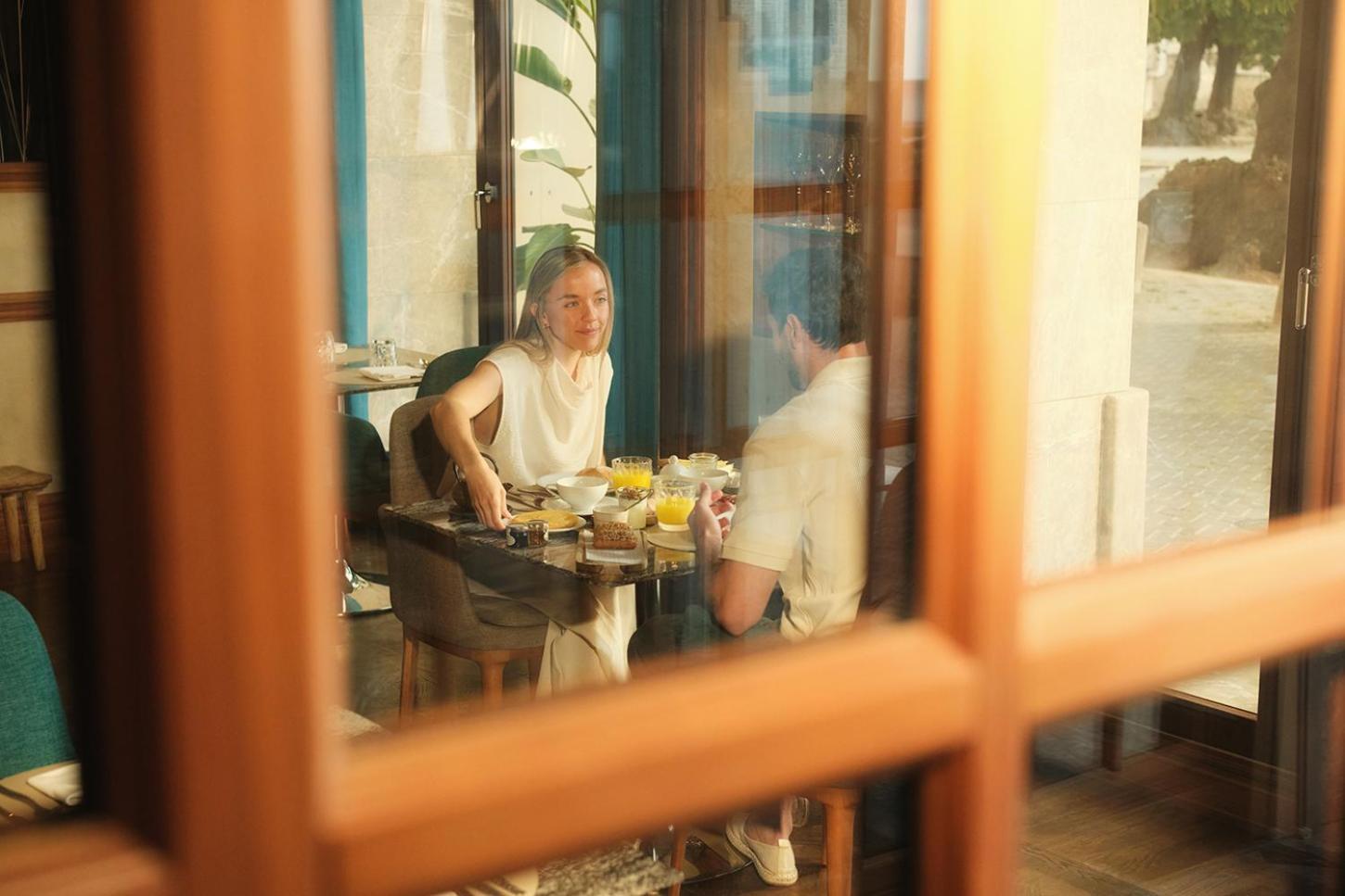 El Llorenc Parc De La Mar - Adults Only Πάλμα ντε Μαγιόρκα Εξωτερικό φωτογραφία A woman eating at a restaurant in Tbilisi