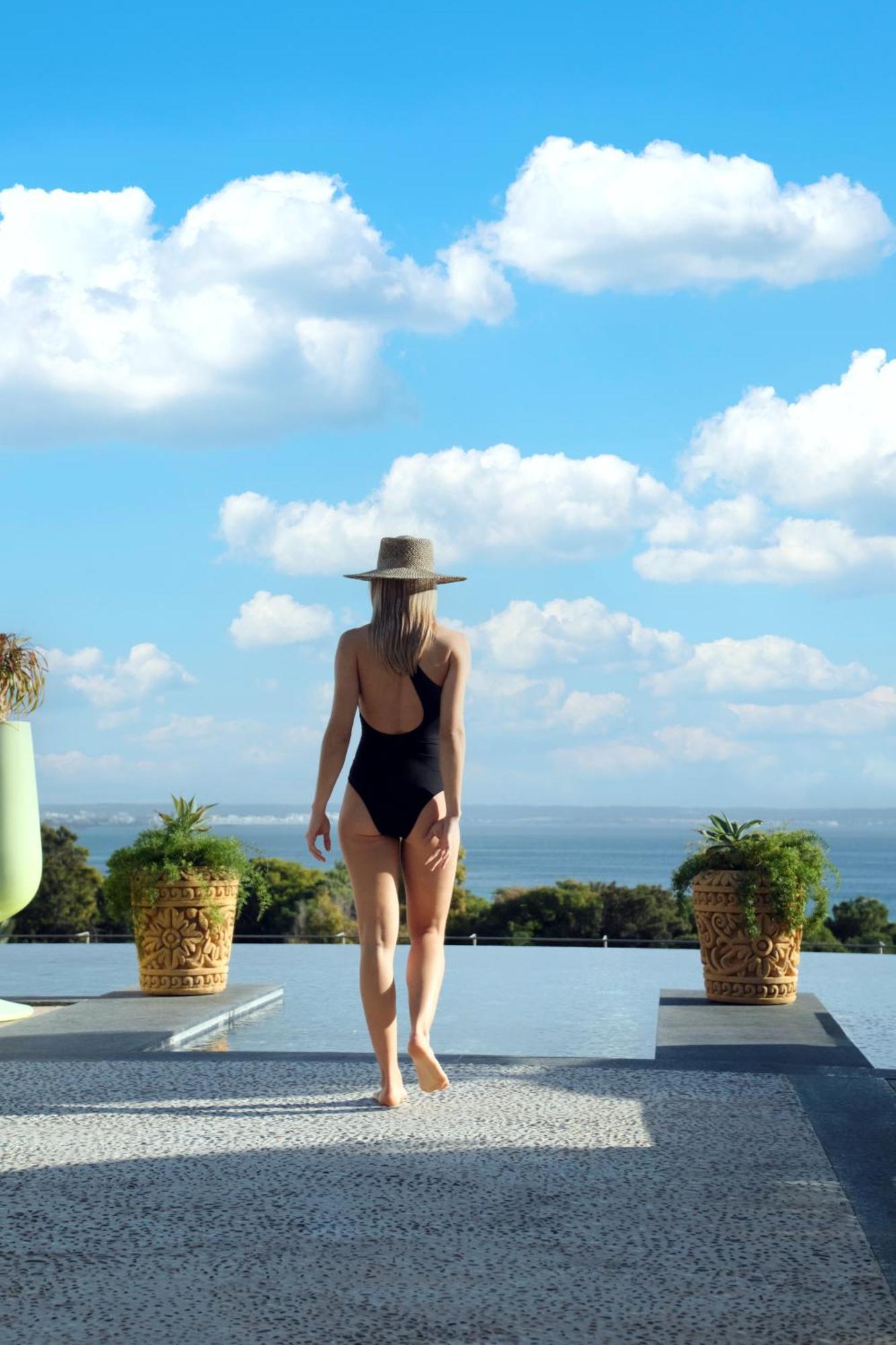 El Llorenc Parc De La Mar - Adults Only Πάλμα ντε Μαγιόρκα Εξωτερικό φωτογραφία A woman wearing a monokini